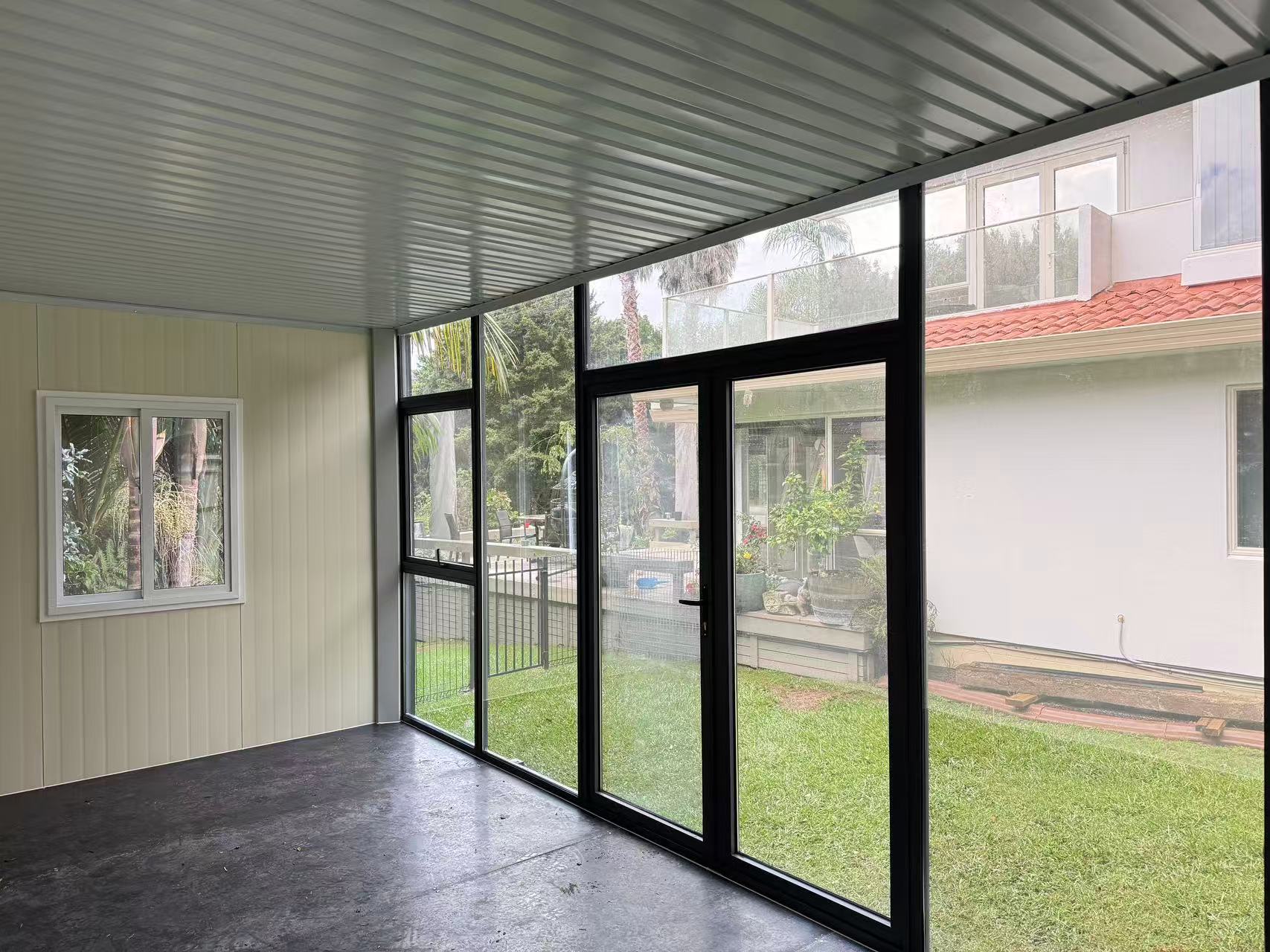 MEDIUM CABIN 6 x 3 m Glass Wall IV